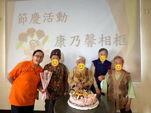 五月，溫馨感恩月，金湖樂活學堂在母親節前夕邀請爺爺奶奶及家屬一起參加「康乃馨手作相框」活動。