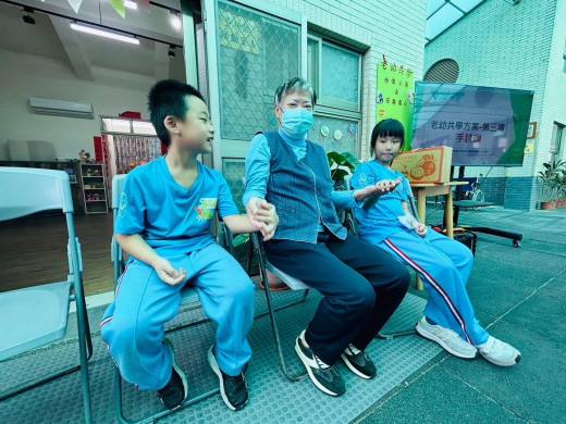 金沙拾憶小築失智據點&安瀾國小-老幼共學活動第三堂課-圍棋交流