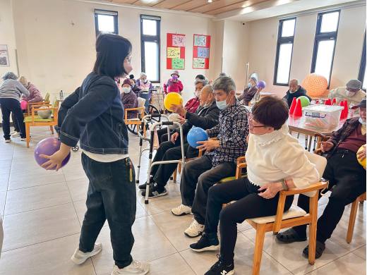 金湖日照-早操、韻律球傳球、套圈圈